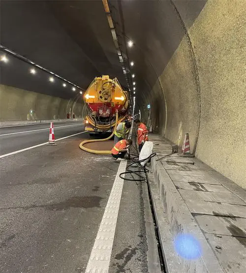 平陆隧道排水渠清淤